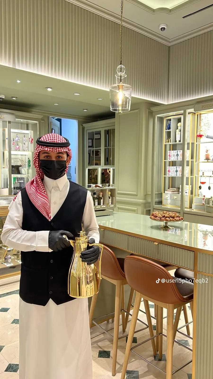 قهوجى يقدم خدمات القهوة العربية لحفل زفاف فاخر في الرياض