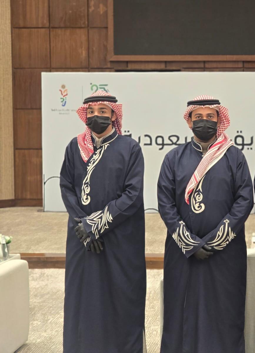 قهوجى يقدم خدمة القهوة العربية الأصيلة والضيافة الفاخرة