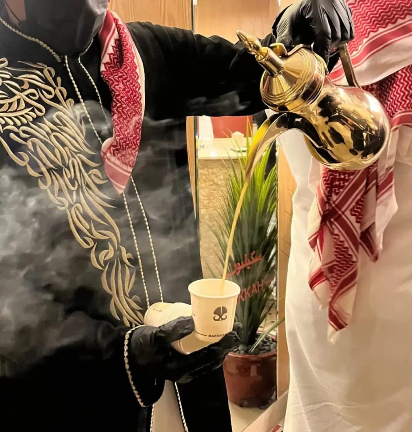 قهوجى يستخدم أواني القهوة العربية الفاخرة والتراثية
